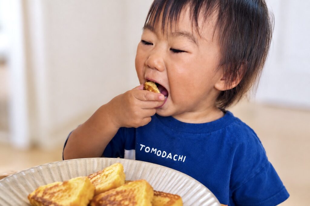 ふんわり焼き上げた フレンチトースト を、嬉しそうにパクパク。