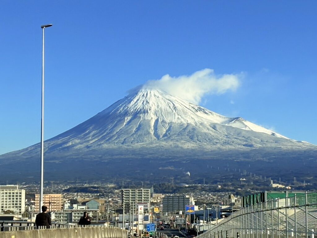 夢の大橋の頂上付近から見た冬の富士山。空気が澄み、雪化粧の輪郭がくっきりと美しい景色。