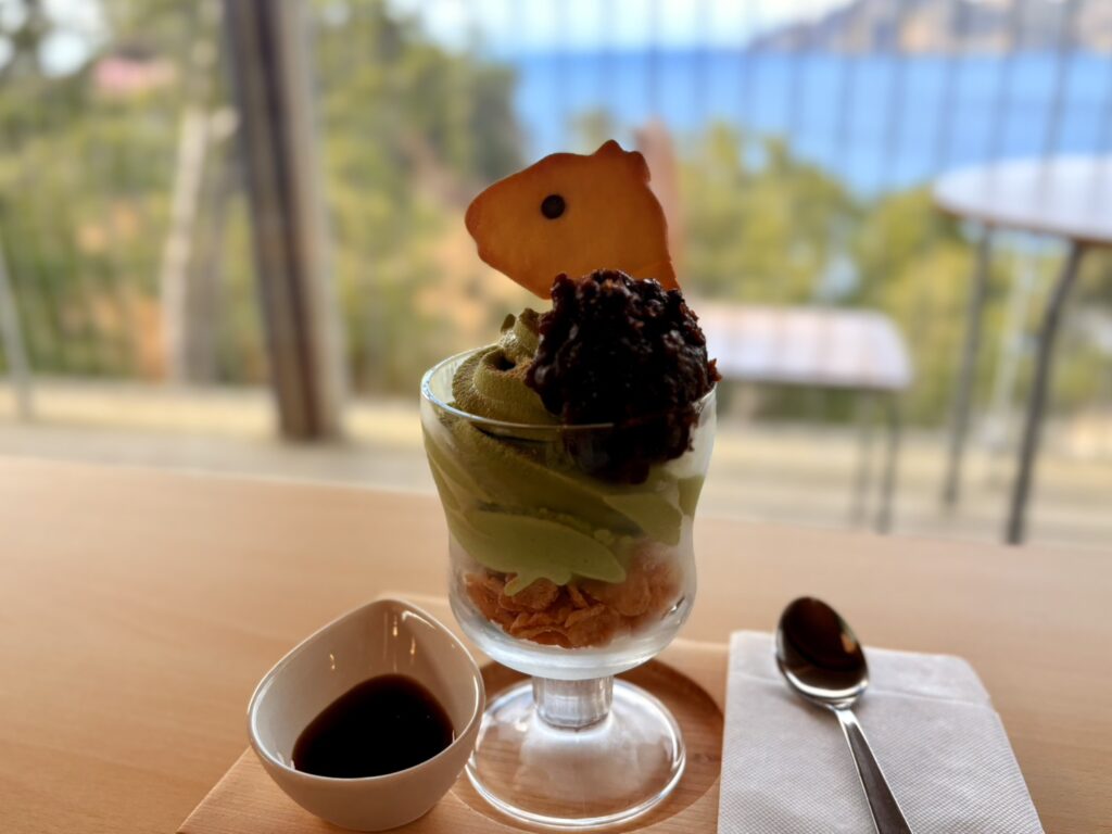 馬ロックパフェには、馬の形のクッキーが添えられています。黒蜜をかけていただきます。