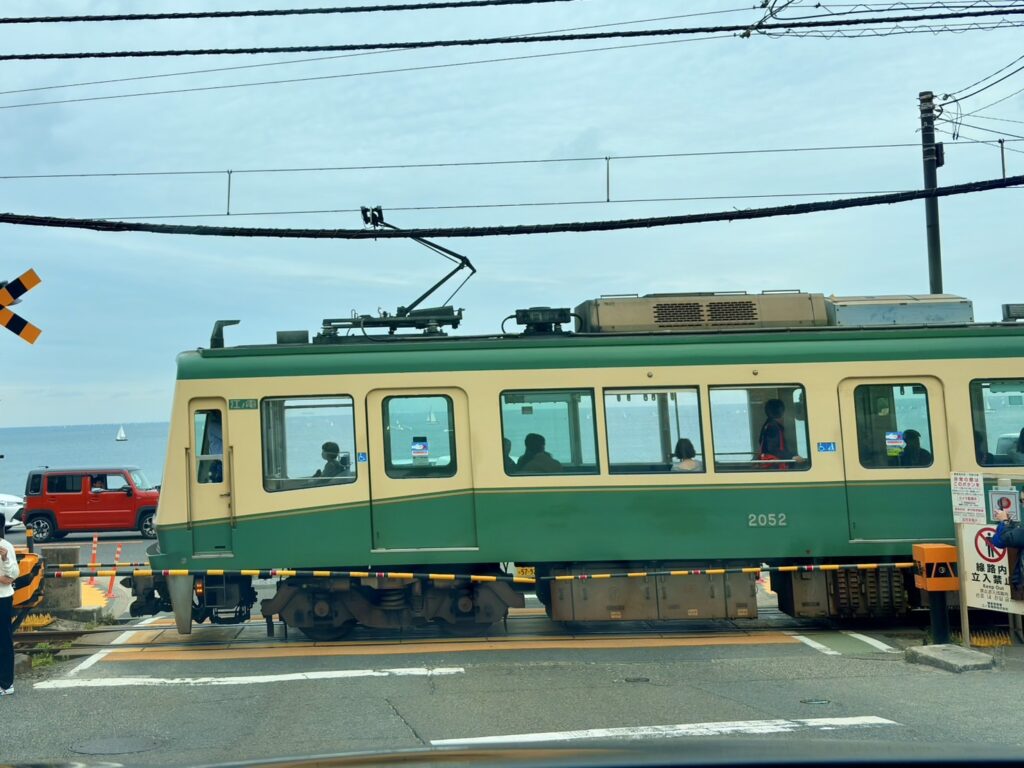 人気の緑色の江ノ電。