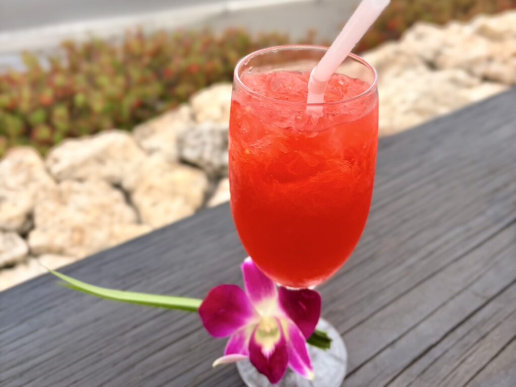 きれいな赤いノンアルコールカクテル、グラスには花が添えられいます。