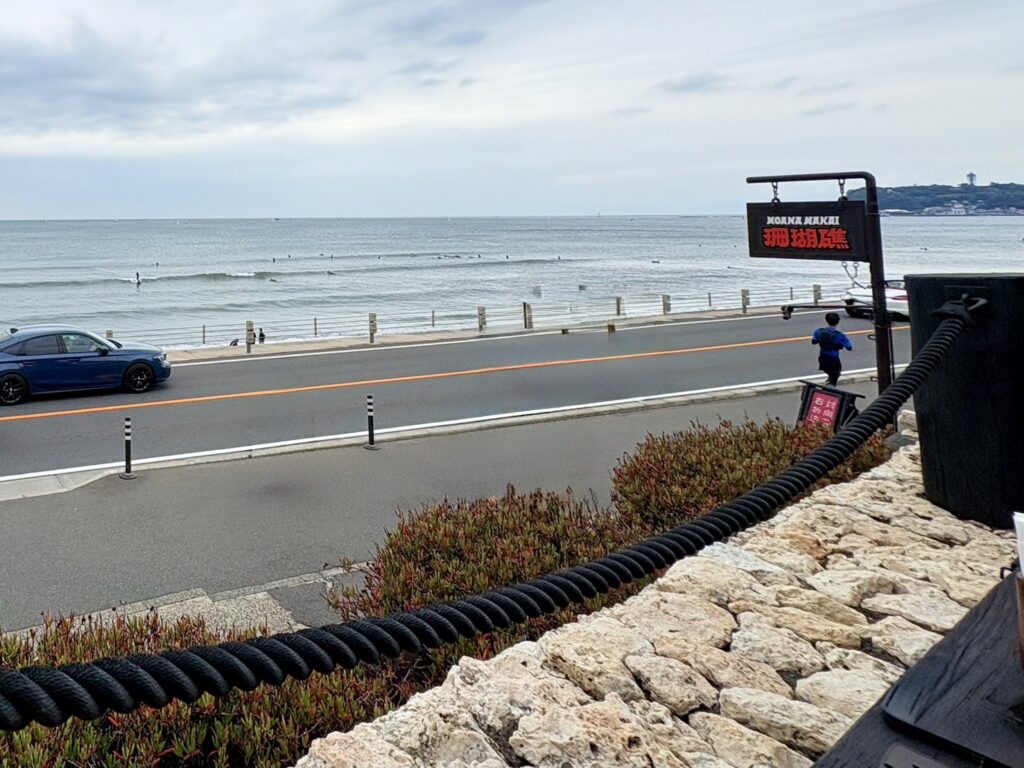 テラス席からは七里ヶ浜の海が見えます。
