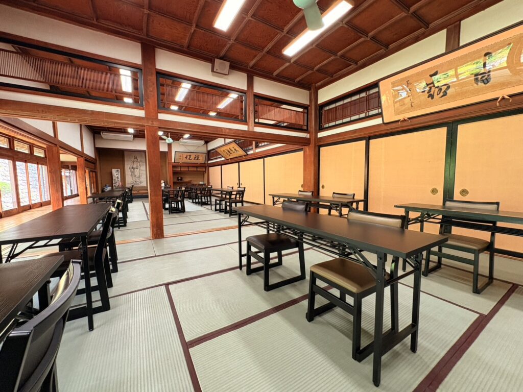 広い畳にテーブルと椅子の食堂。