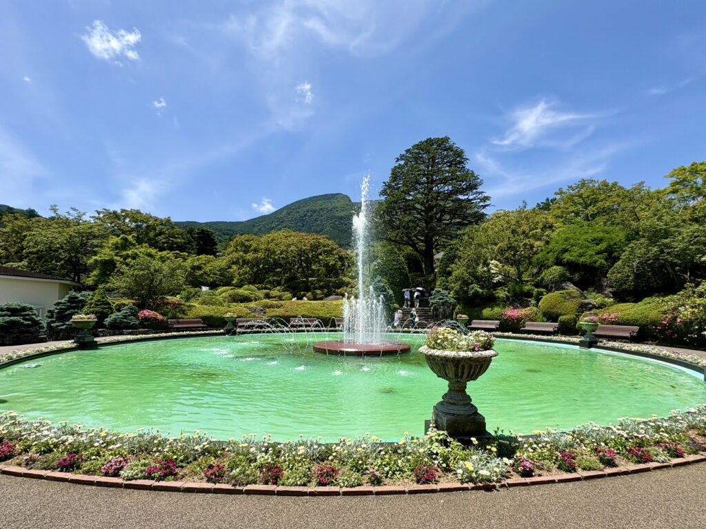フランス式整形庭園には、噴水があり季節の花が咲き誇っています。