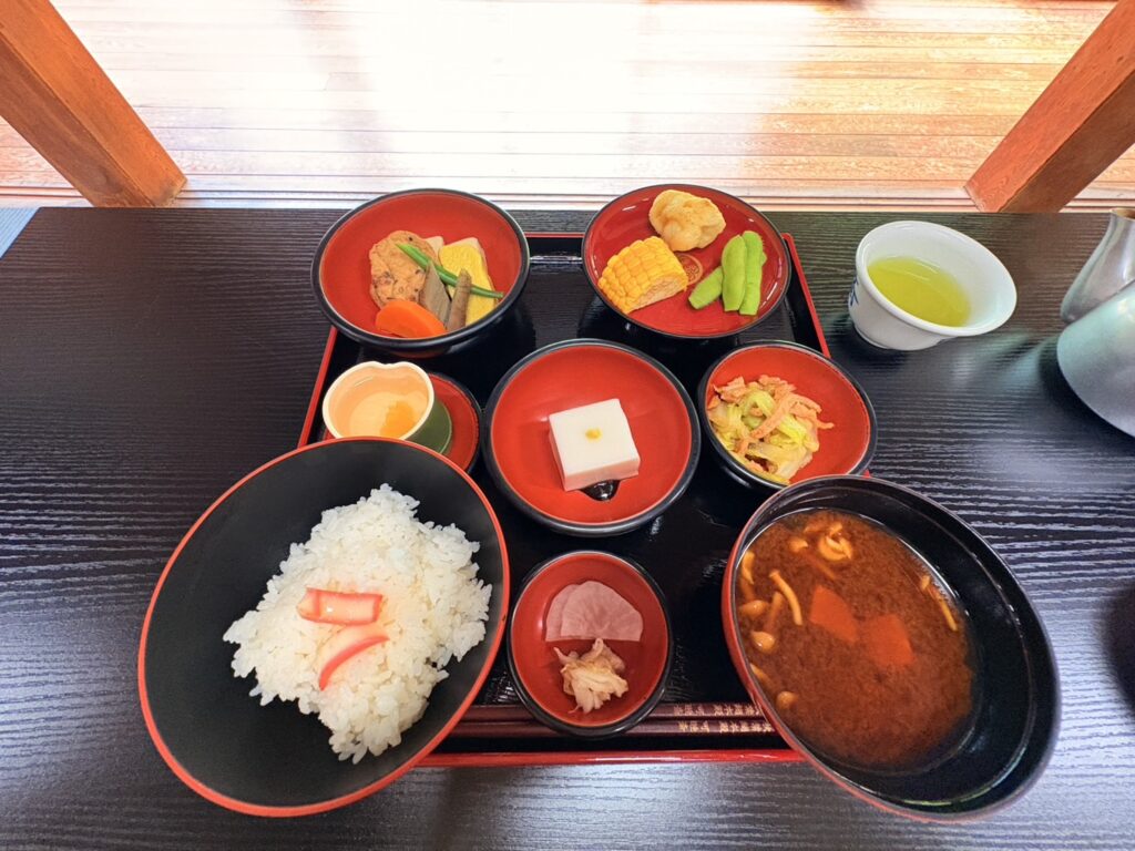精進料理はゆりの根の天ぷらもある。