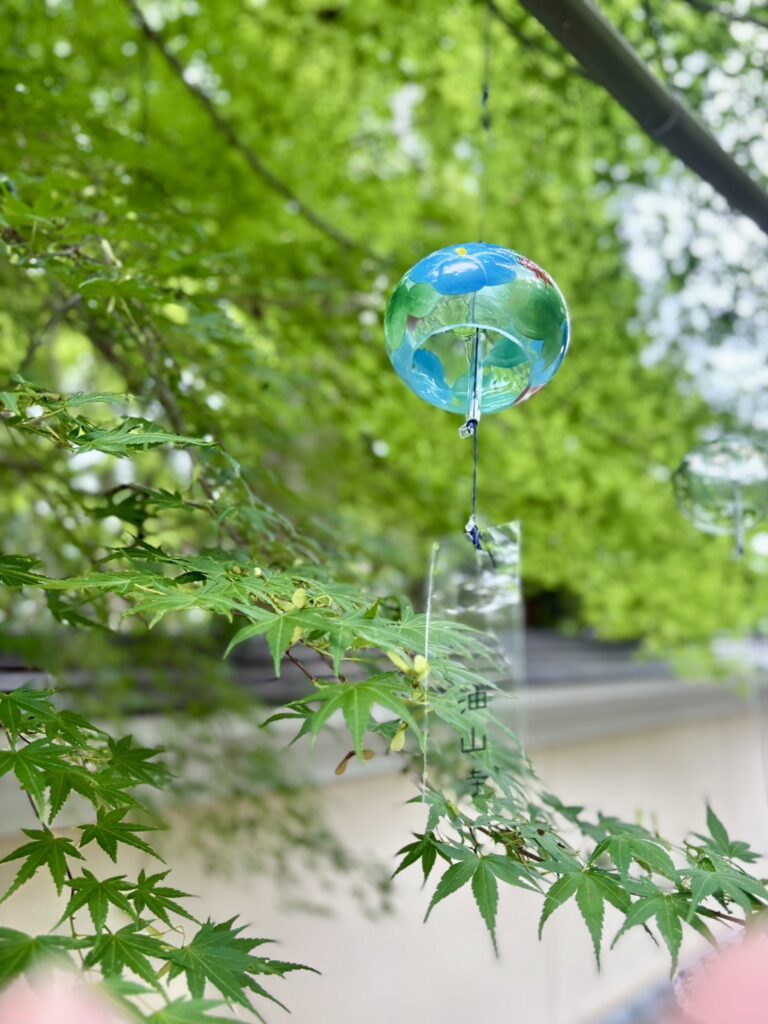 落ち着いた雰囲気の油山寺で、風鈴の音色が静かに響いていました。