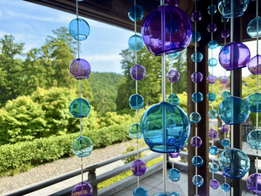 涼し気な青や紫の透明の風鈴。