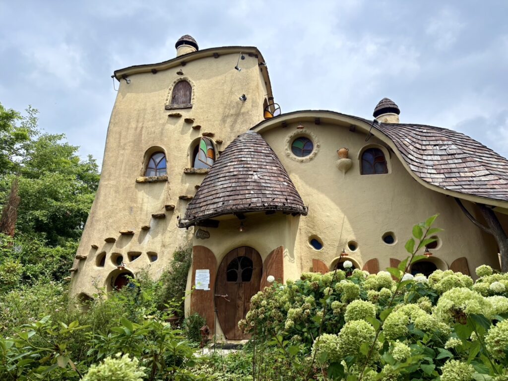 絵本の世界観のような建物