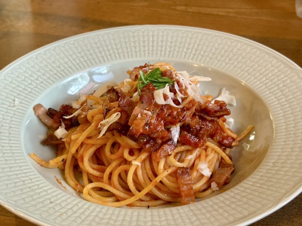 トマトソースのパスタの麺はやや太め