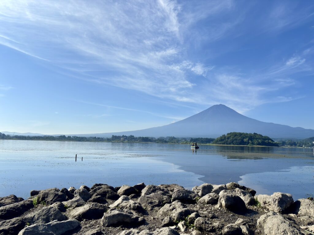 河口湖の水面に映る富士山