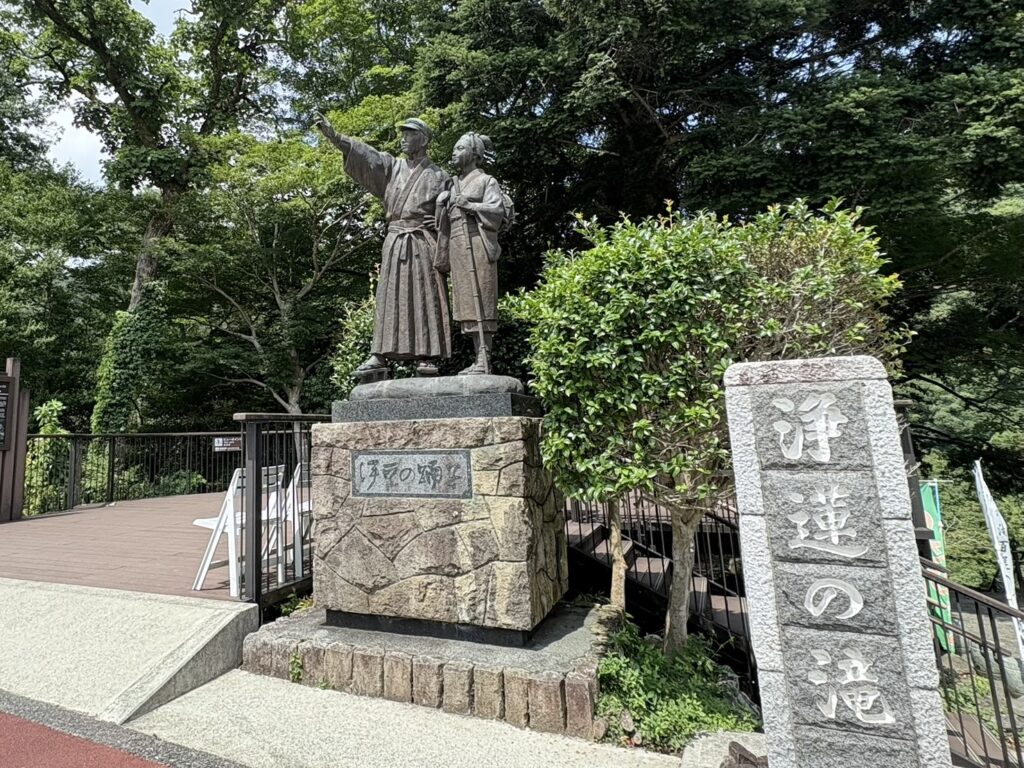 伊豆の踊子と浄蓮の滝の石碑