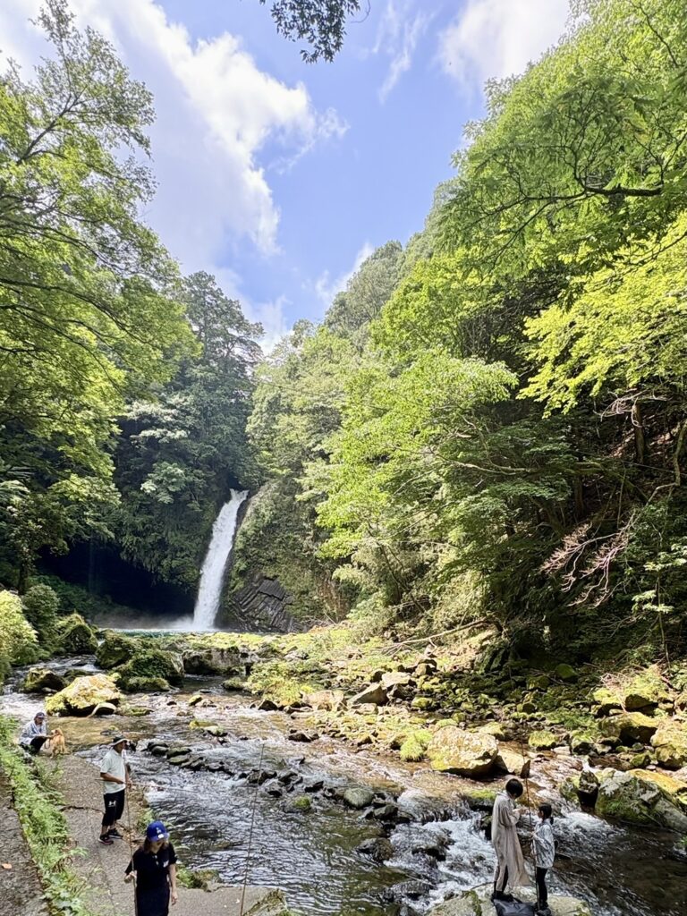 渓流釣りを楽しむ人達