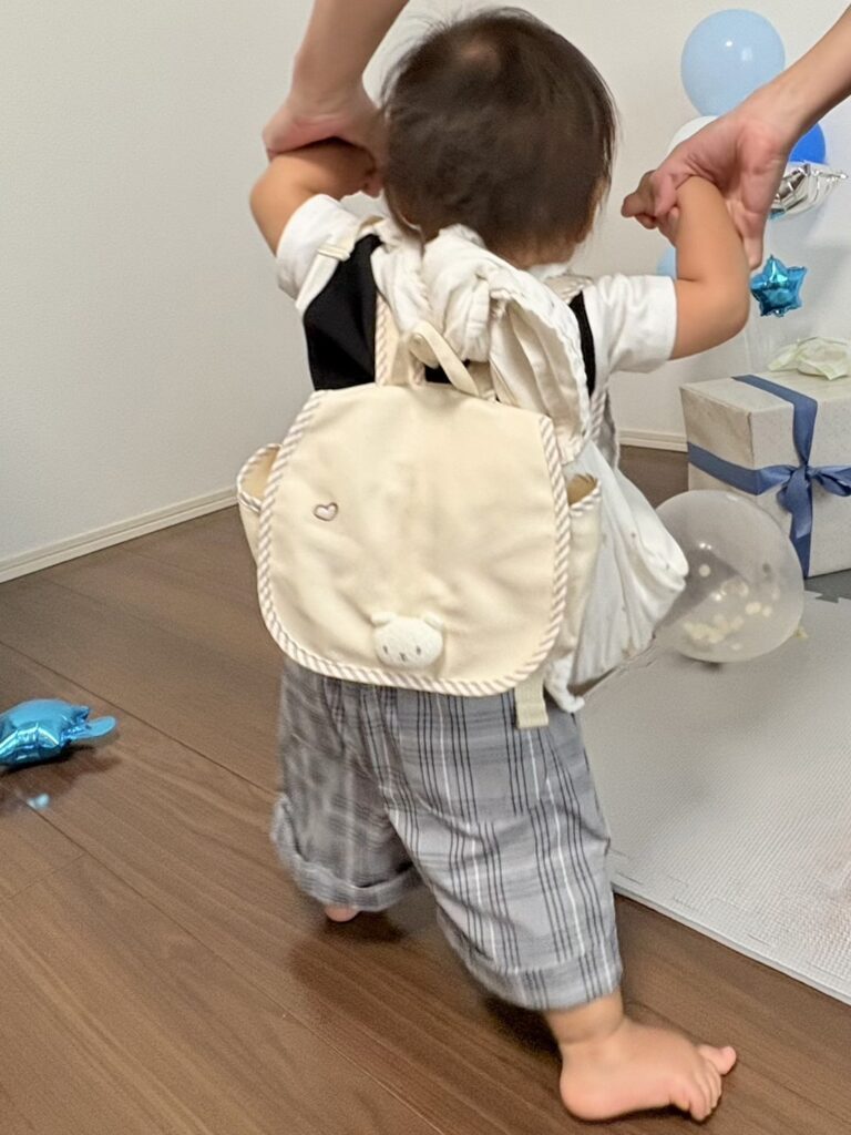 一升餅を背負い歩く様子