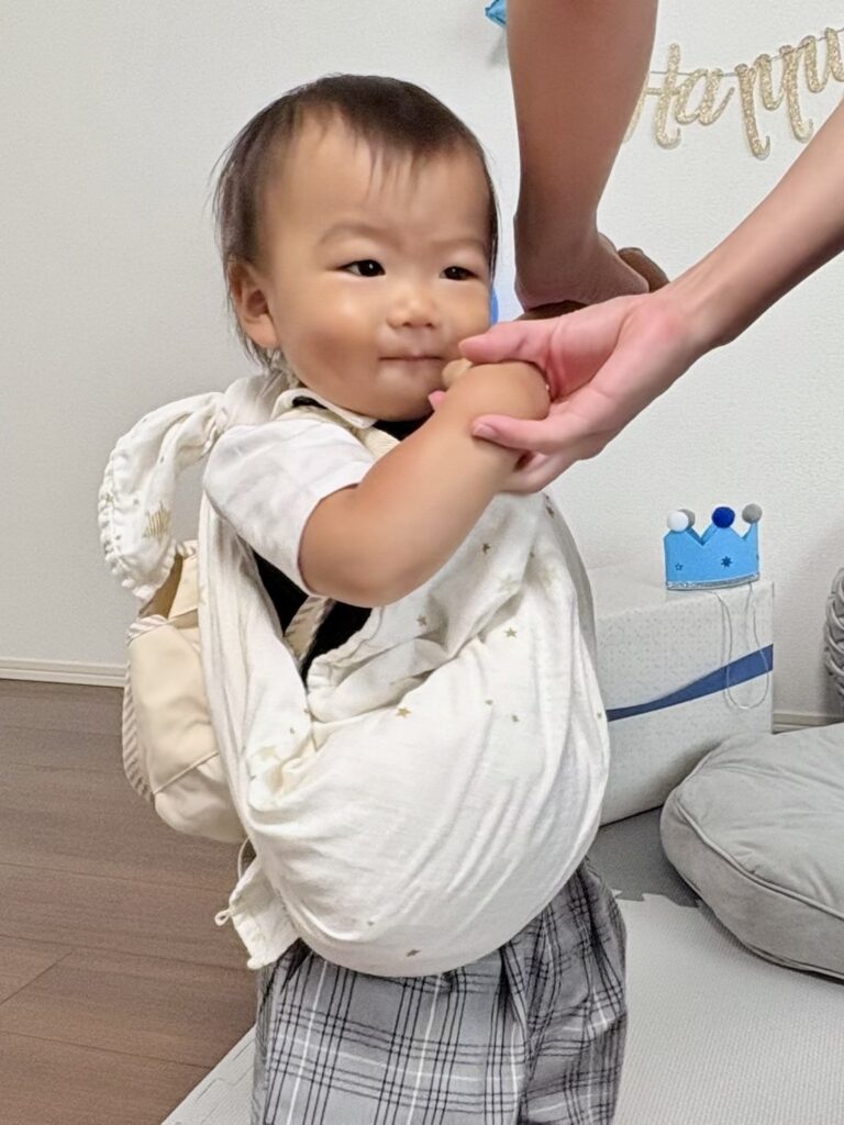 一升餅を背負う様子