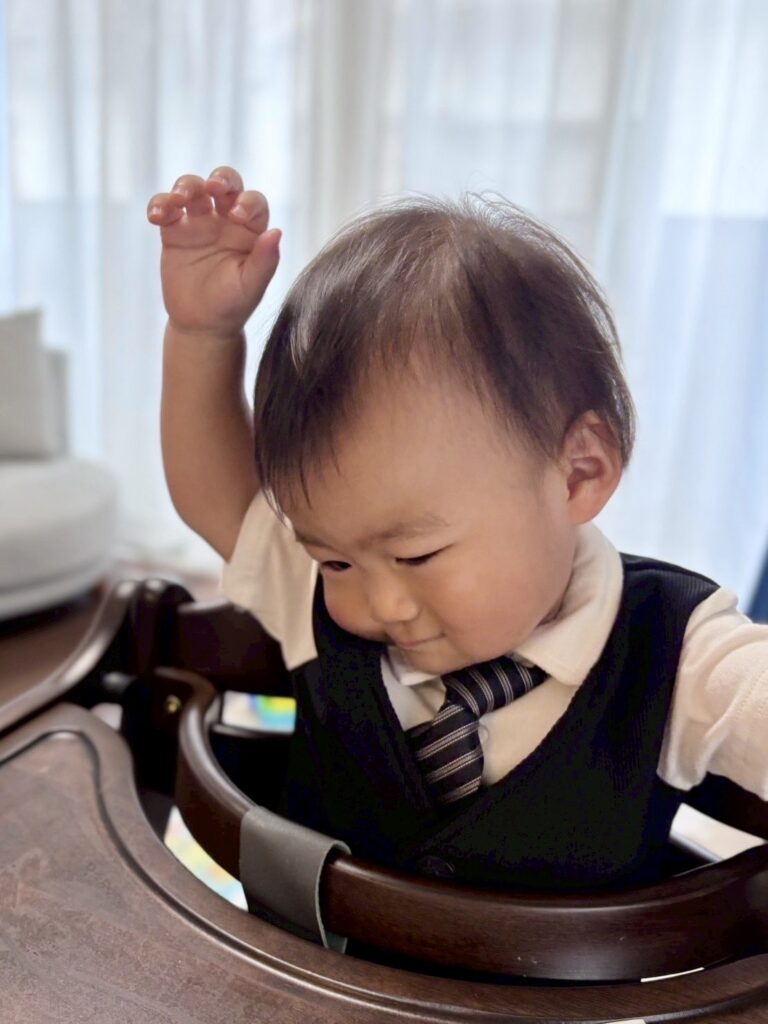 名前を呼ぶと手を挙げる1歳児