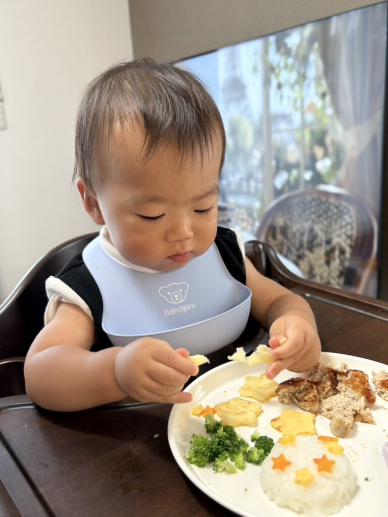 離乳食を食べる赤ちゃん