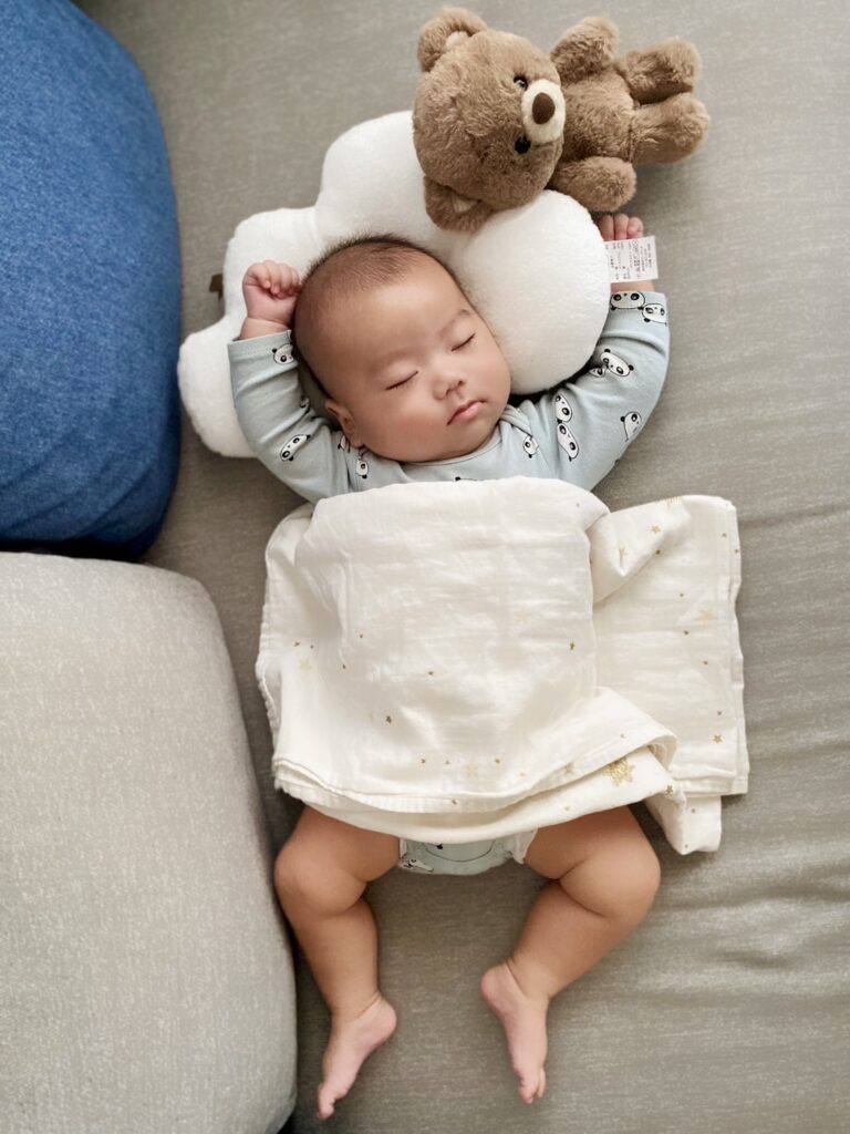 お昼寝する赤ちゃん