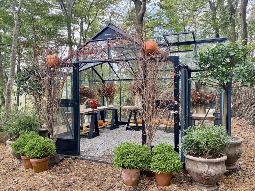 秋のハロウィンリースや庭園の装飾