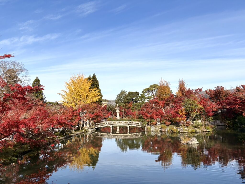 京都紅葉の名所・永観堂の池に映る逆さ紅葉と橋。