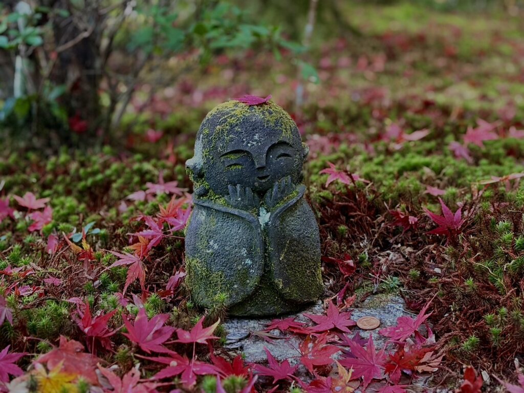 圓光寺にある小さなお地蔵さんと紅葉の組み合わせ