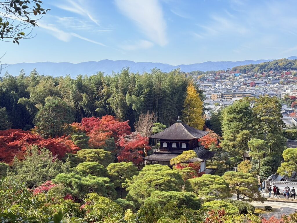 高台の上から見る銀閣寺と紅葉、京都の街風景。