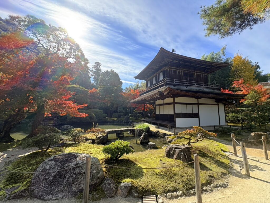 落ち着きと趣のある銀閣寺の紅葉。