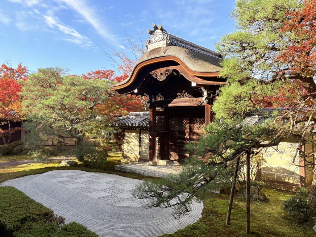 永観堂の唐門と紅葉。