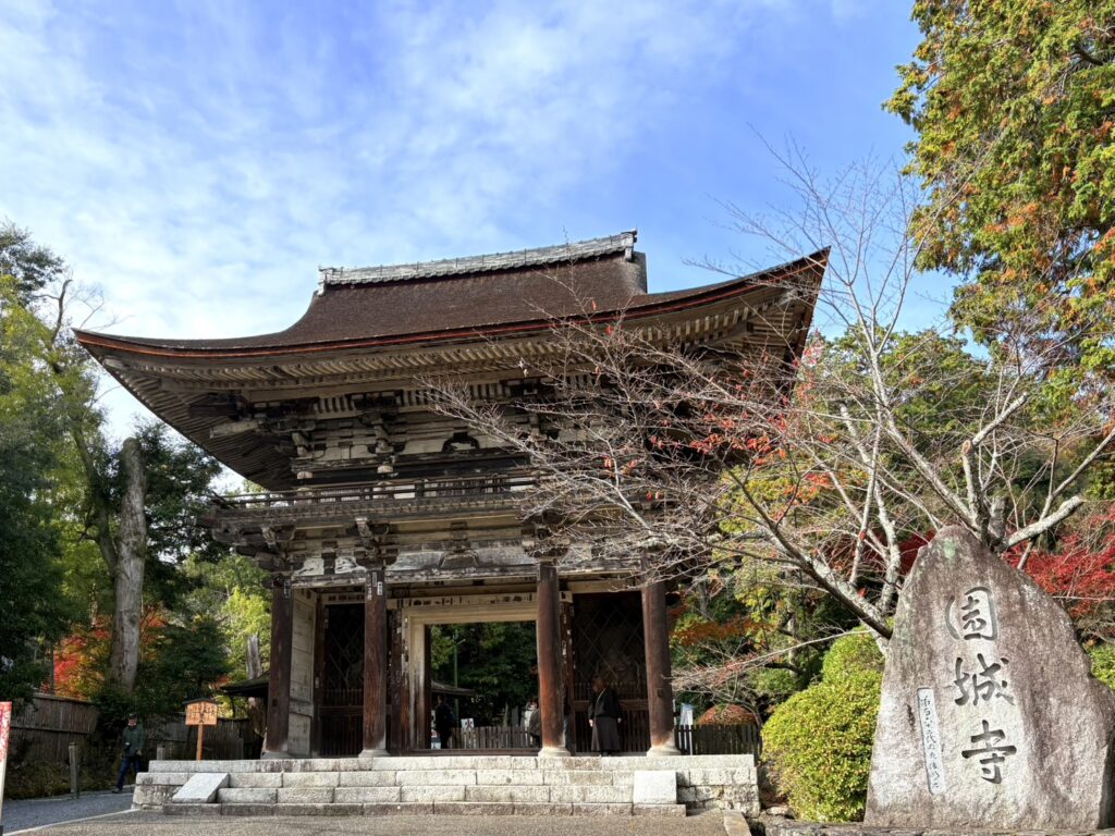 大津市の三井寺（園城寺）。秋の風情を満喫できる名所。