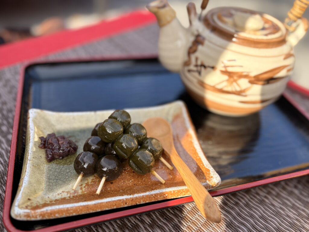 永観堂の境内にある茶屋・甘味処で食べるお団子。