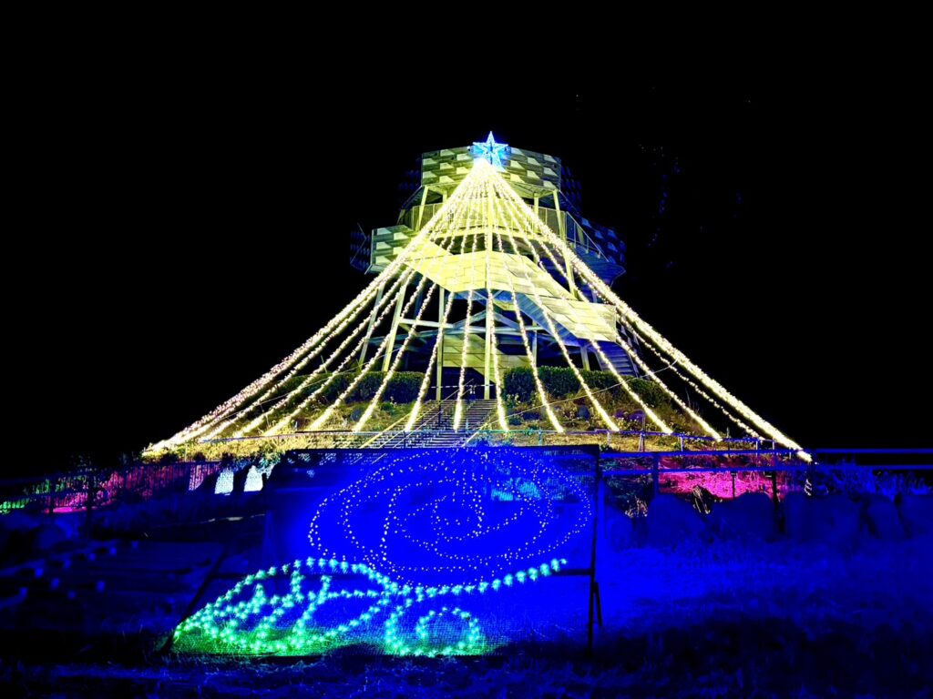 ドラゴンタワーはクリスマスツリーのようにライトアップされています。
