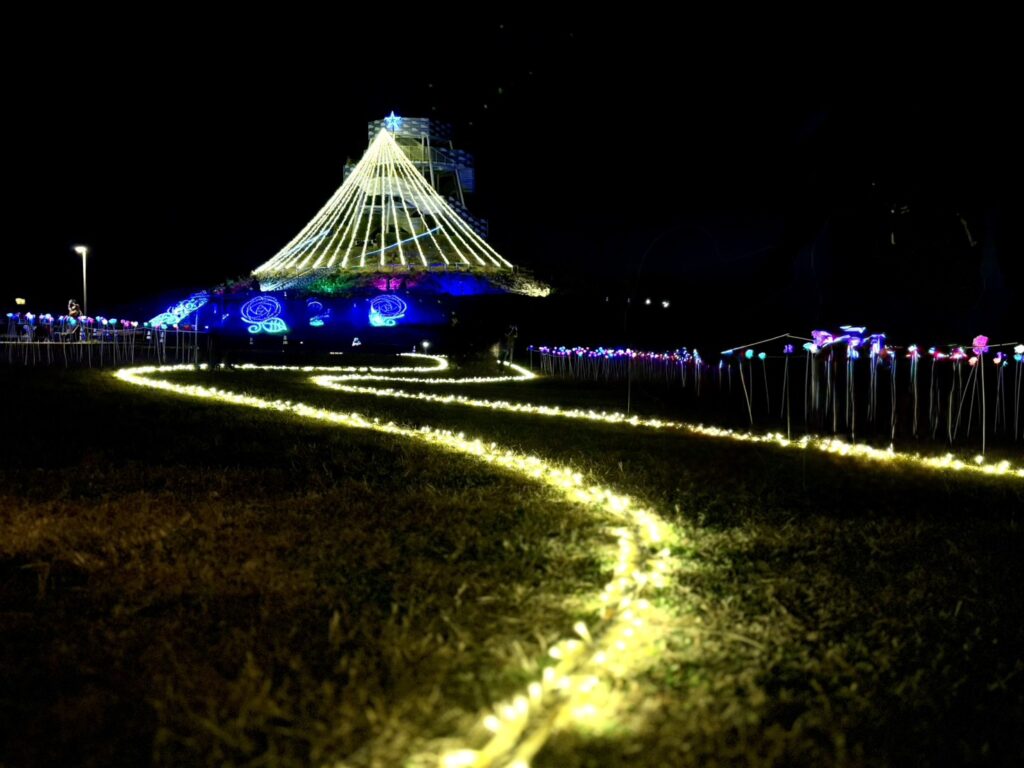 ドラゴンタワーへ続く光の道が素敵。