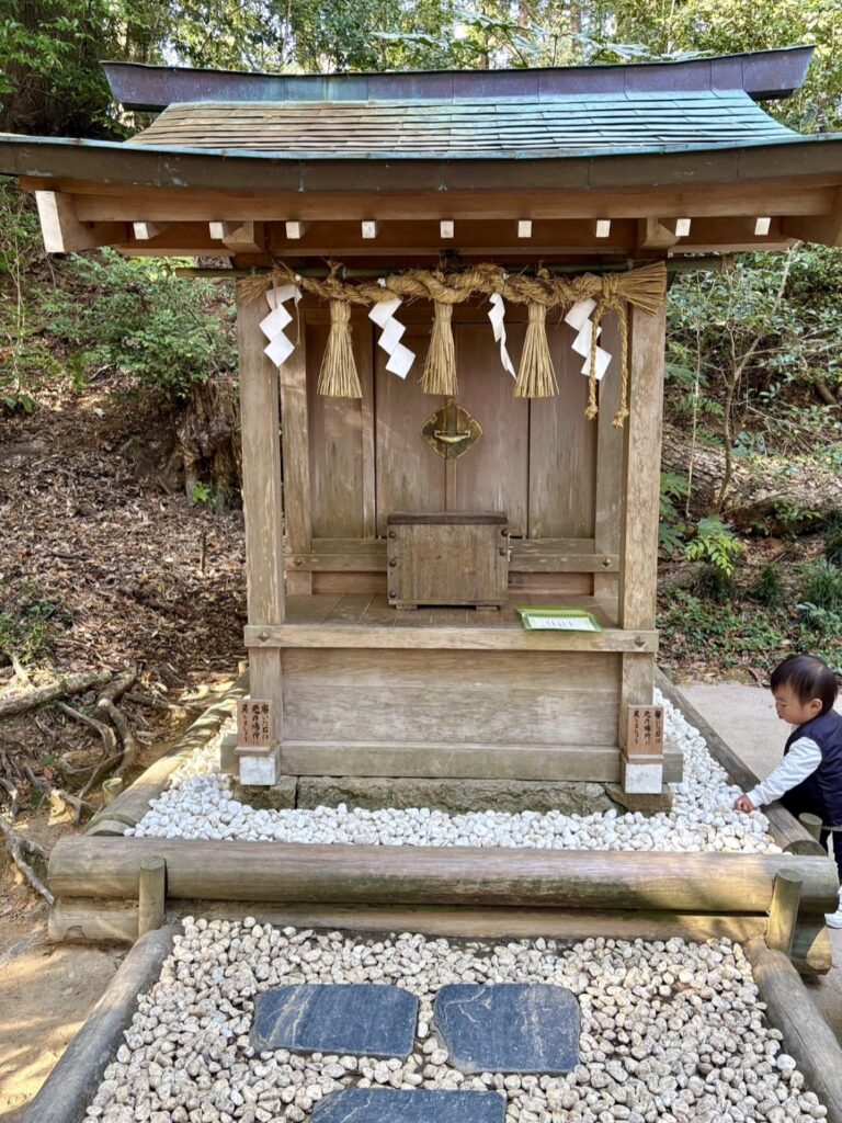 事任八幡宮には、「石ふく」と呼ばれ参拝方法の白い石。