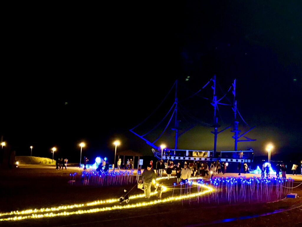 ディアナ号もライトアップされ、周りにはたくさんのイルミネーションがあります。