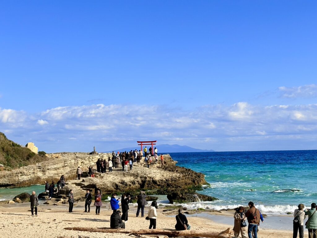 白浜海岸に立つ赤い鳥居。