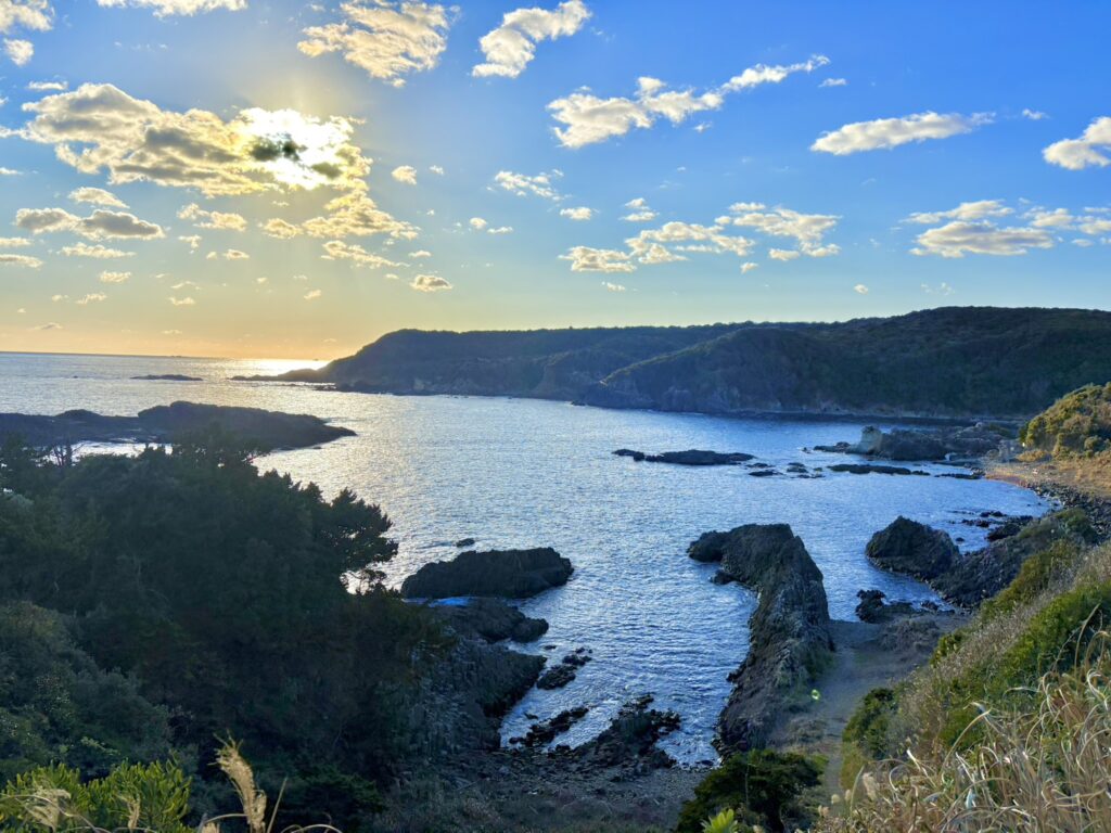 伊豆半島南部は、海底火山の活動と隆起・浸食によって形成された土地。