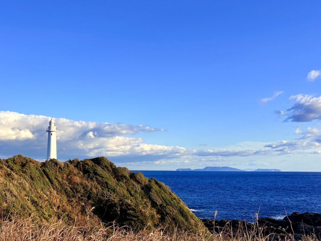 爪木崎にある白い灯台。