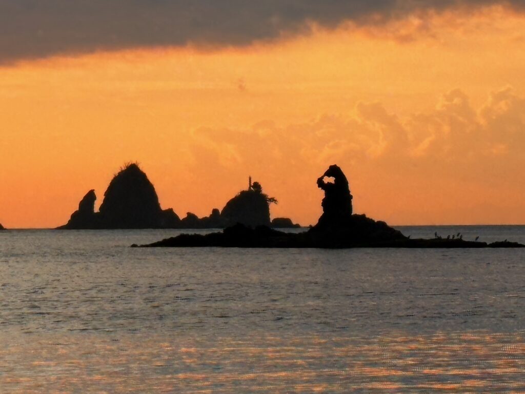 西伊豆・大田子海岸の夕陽に染まるゴジラ岩
