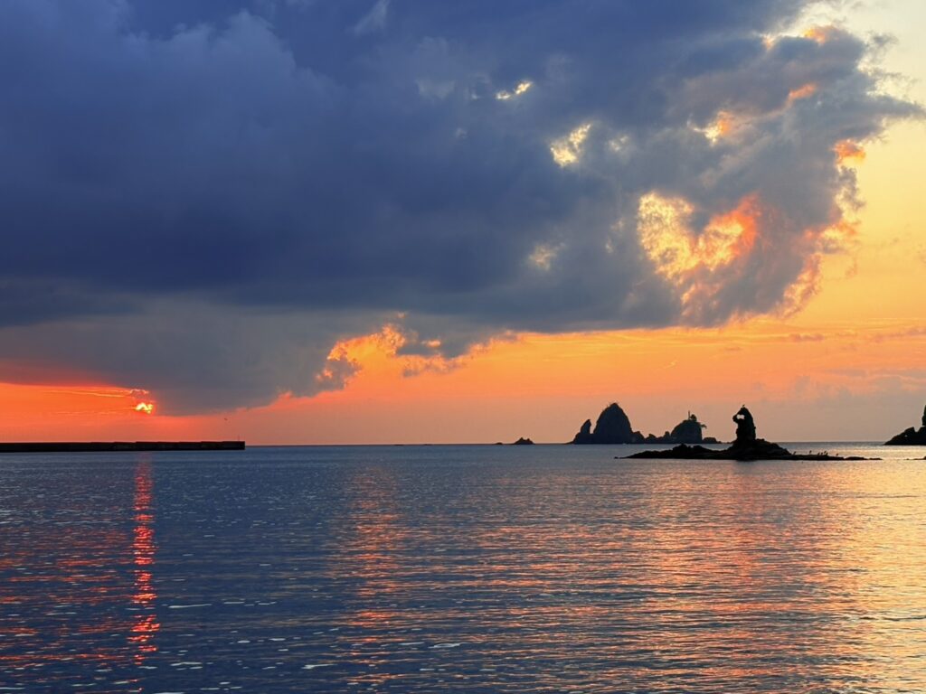 大田子海岸で見られた雲の切れ間がハート型になった夕焼け空