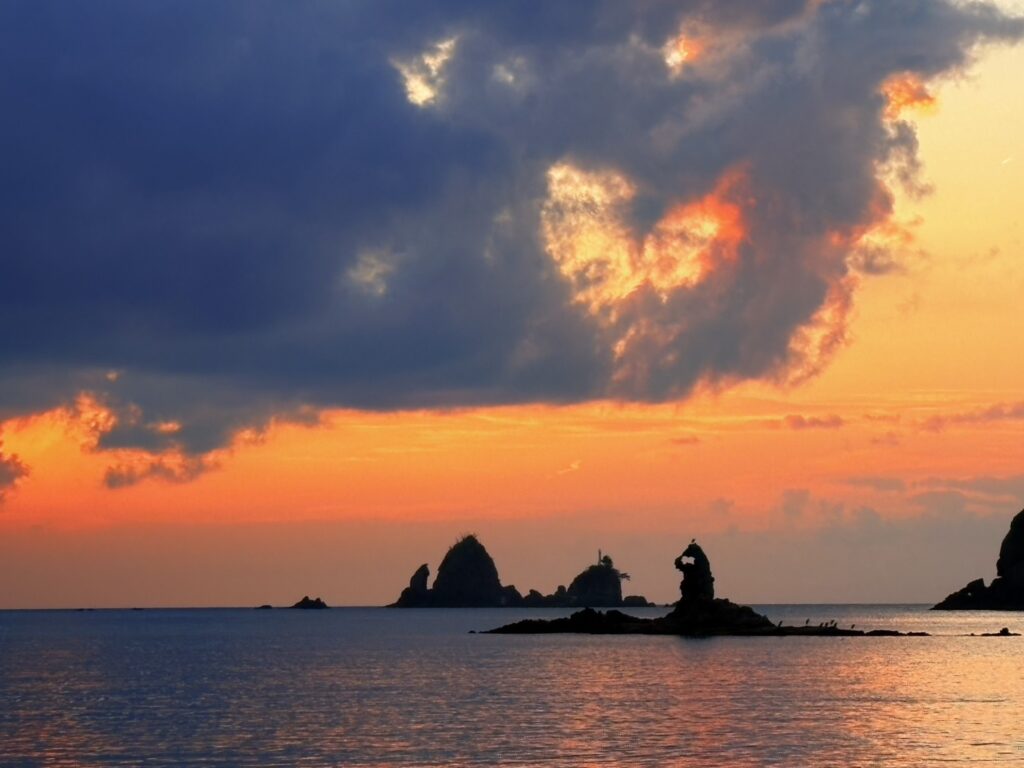 西伊豆・大田子海岸で見られた雲の切れ間がハート型になった夕焼け空