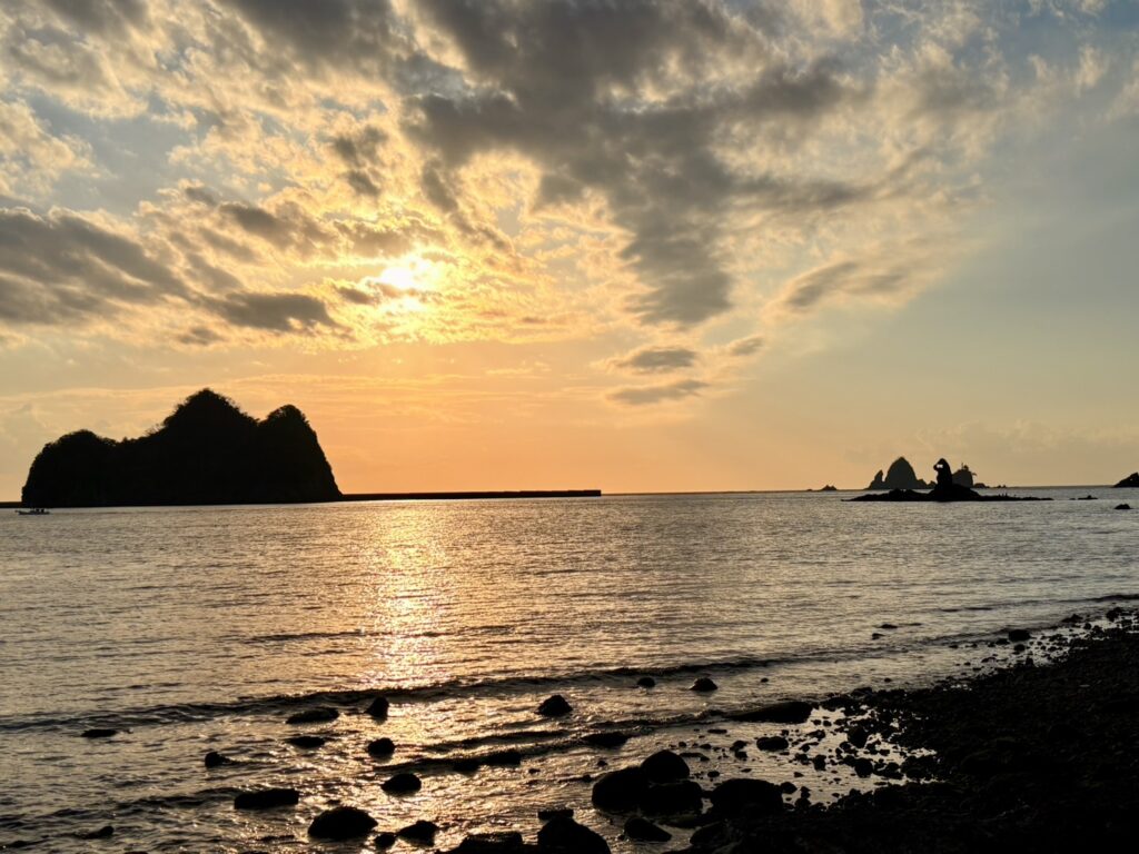 西伊豆・大田子海岸のゴジラ岩と夕焼け空