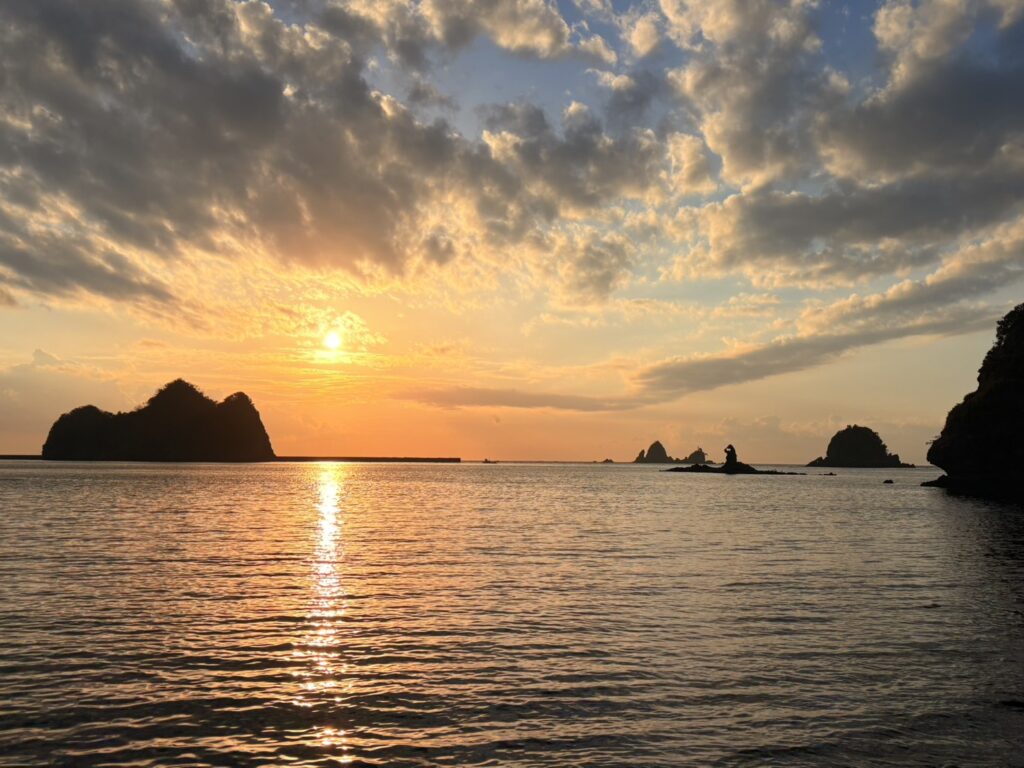 西伊豆・大田子海岸の海と奇岩のシルエット
