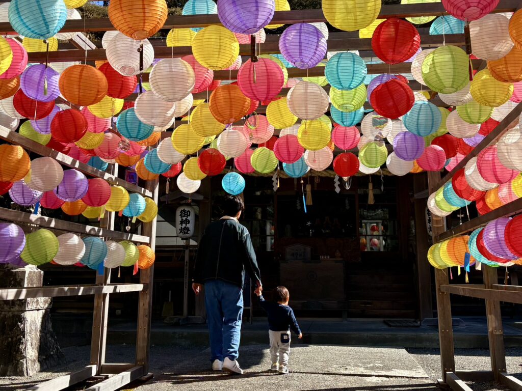 龍尾神社境内に飾られているカラフルな提灯。