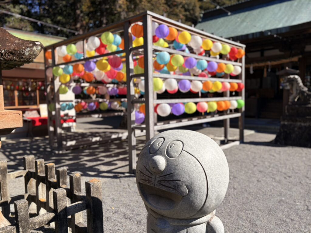 龍尾神社境内にあるドラえもんの石像。