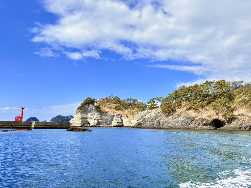 洞窟へと近づく途中の景色。切り立った岩肌と深い青のコントラストが美しい時間でした。