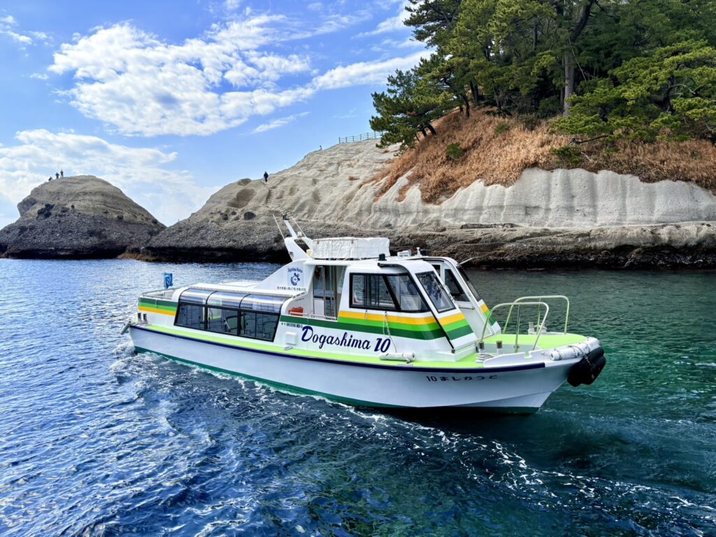 西伊豆・堂ヶ島の青の洞くつめぐり遊覧船