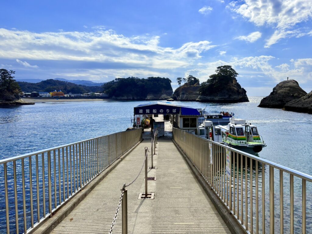 これから始まるクルーズに胸が高鳴る瞬間。橋を渡ると、そこは非日常の世界。西伊豆の絶景を海の上から楽しむ特別な時間が待っています。