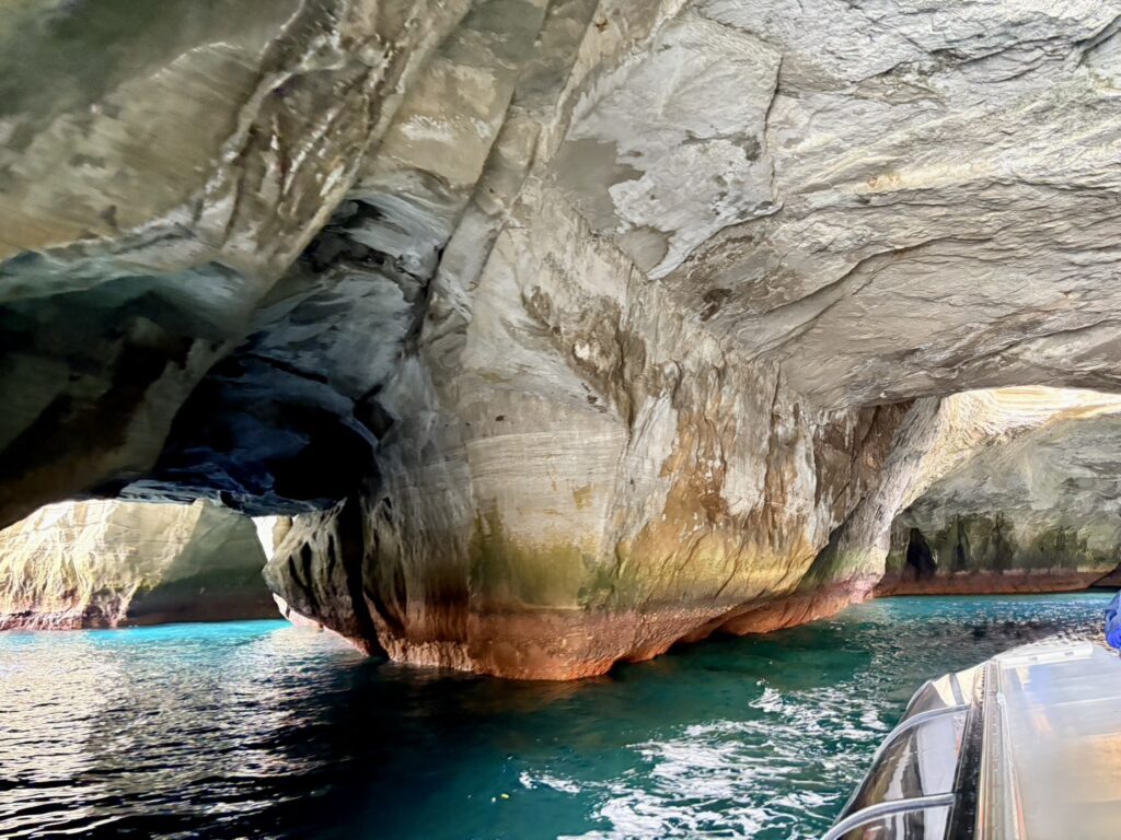 洞窟内の岩肌。