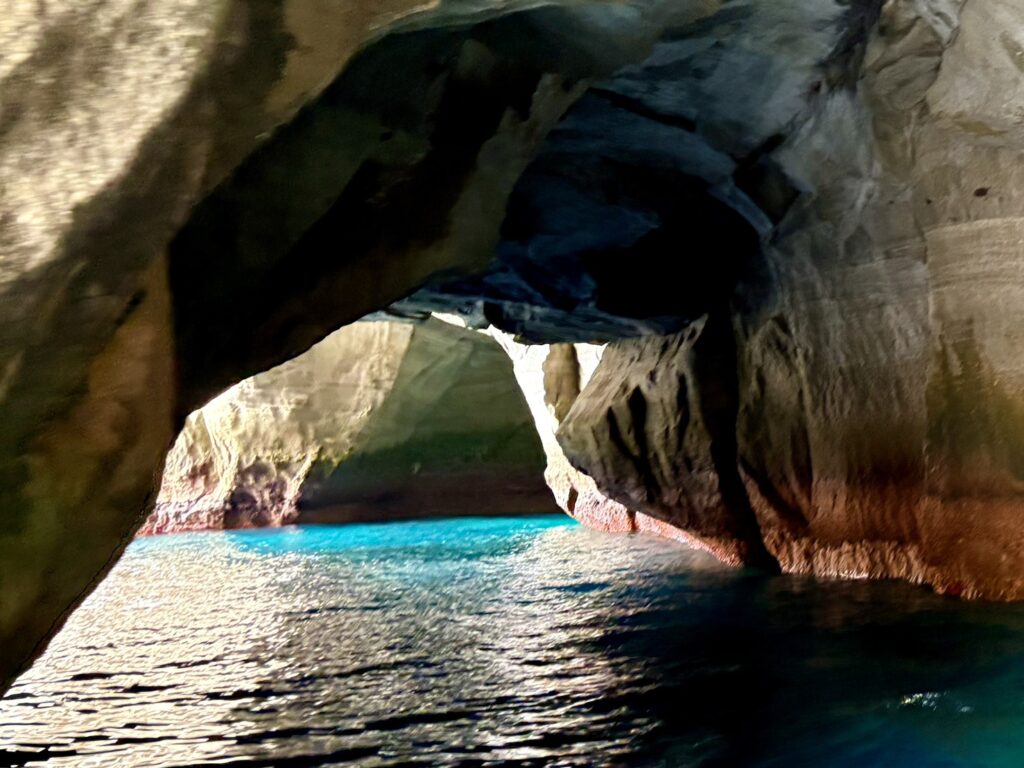 自然の光が差し込み、エメラルドグリーンの輝く海。