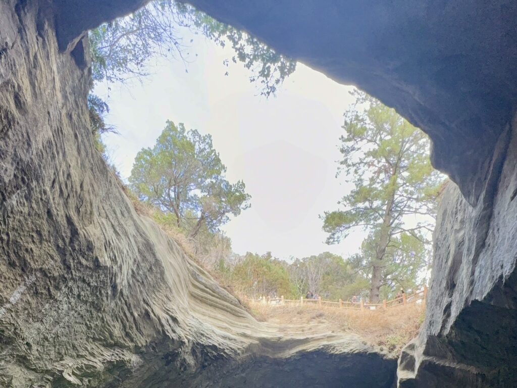 天窓洞の天井に開いた大きな穴から光が差し込む