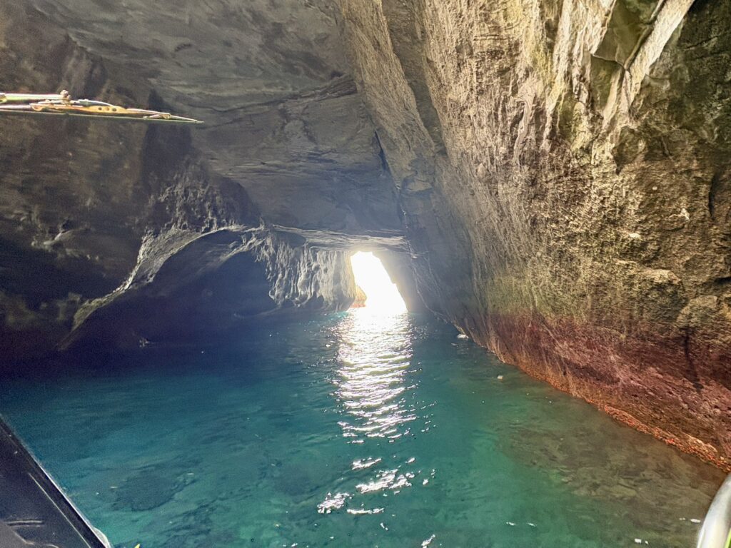 上部の天窓から光が降り注ぎ、洞窟全体が淡く輝いていました。